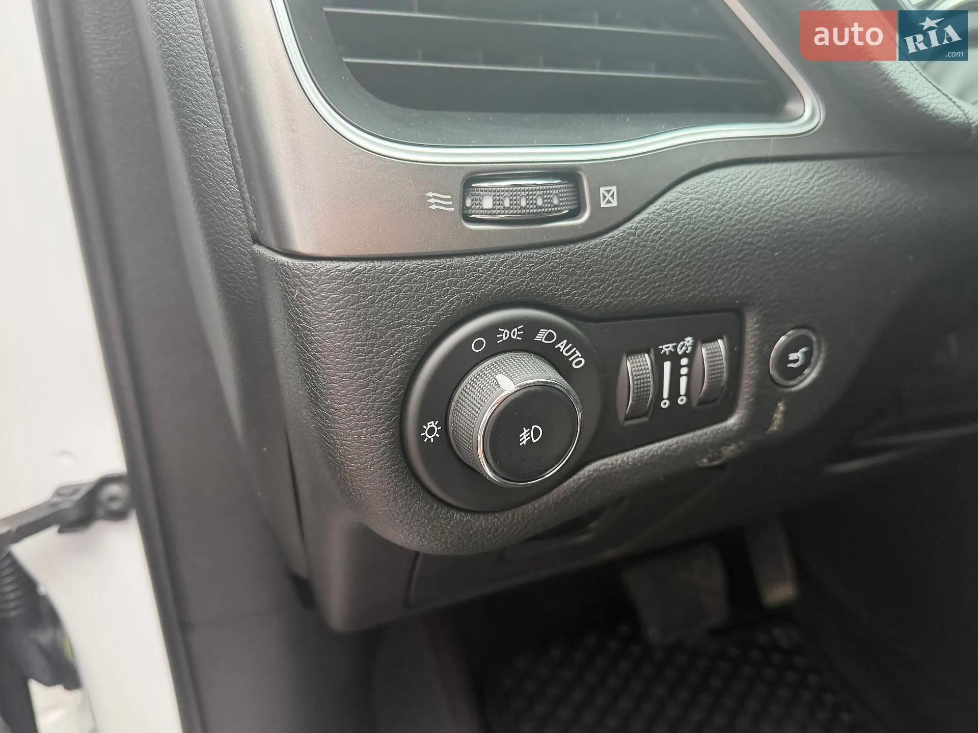 2019 Jeep Cherokee - мініатюра 17