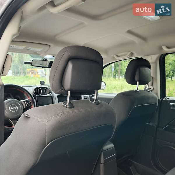 Внедорожник / Кроссовер Jeep Compass 2016 в Вишневом
