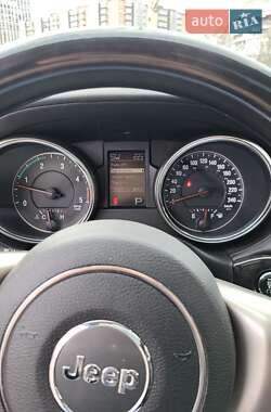 Позашляховик / Кросовер Jeep Grand Cherokee 2012 в 