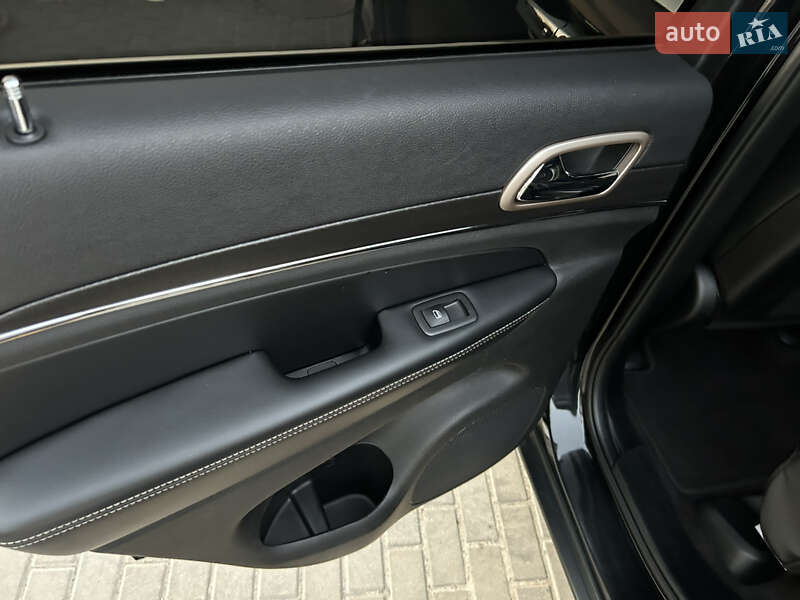 Позашляховик / Кросовер Jeep Grand Cherokee 2016 в Києві