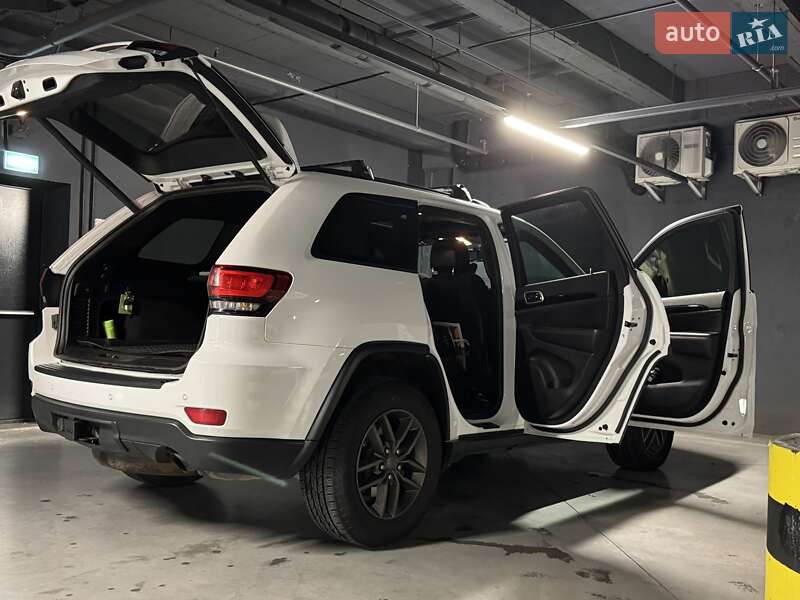Внедорожник / Кроссовер Jeep Grand Cherokee 2016 в Киеве