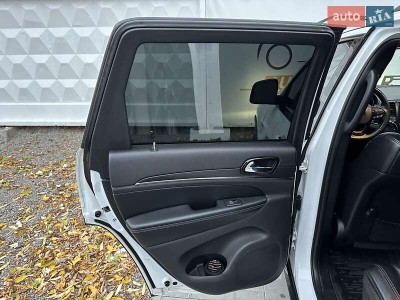 Внедорожник / Кроссовер Jeep Grand Cherokee 2017 в Киеве