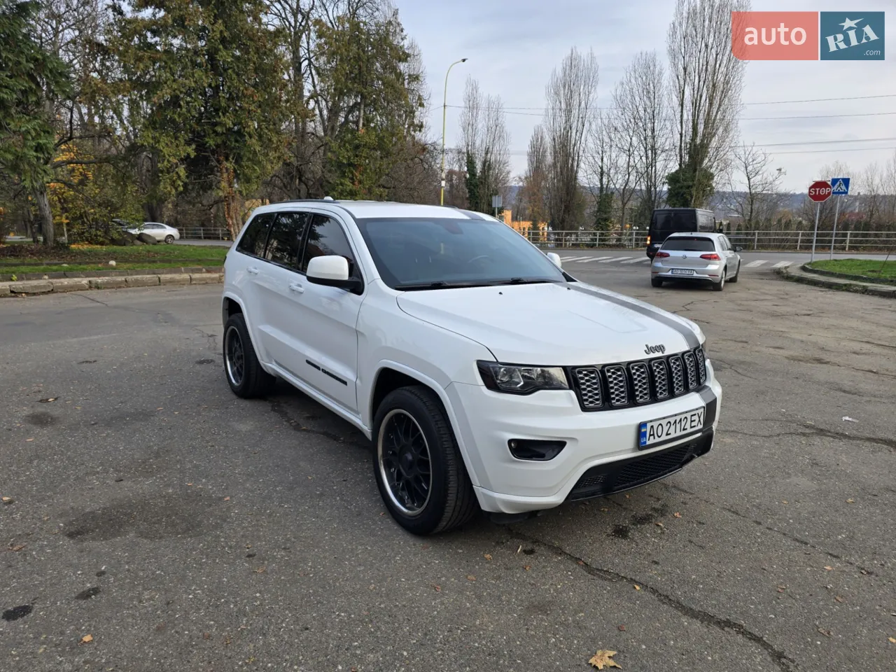 Продається потужний та надійний позашляховик. Двигун 3.6 л V6, повний привід (4х4) – ідеальний варіант як для міста, так і для виїздів за місто.

Машина бралася під stance проект, але змінилися плани. Безпека не стріляна, вся кузовня рідна, шукали саме таке авто.

Автомобіль у доброму стані, один власник (в Україні), обслуговувався вчасно, замінені масла в редукторі, роздатці, мостах, коробці. Моторне масло по 10 тис з усіма фільтрами. Хороша комплектація, комфорт та безпека на високому рівні. 2 ключі! Оранжеві поворотники, все перекладено, все показники в км і літрах

По опціям: підігрів сидінь, руля, клімат, запуск з пульта, датчик світла, заводський антихром і т.д. і т.д.

Додатково є комплект 20х штатних дисків на зимовій гумі за датчиками тиску за окрему плату (1200$). Є ще деякі деталі, які бралися для проекту: задня губа під подвійний вихлоп, регулюємий вихлоп, х пайп і т.д. (обговорюється окремо)

Готовий до любих перевірок, торг присутній. Для учасників  Jeep GC club скидка краща, всім вдалих продажів.

Може бути обмін з моєю доплатою, якщо Ви свою машину "на обмін дорожче" хочете запропонувати - навіть не дзвоніть, є ринок, від ринку і танцюємо.

Якщо треба за доп кошти зможу перегнати машину до Львову або поїздом відправити

Різні автомаданчики, помогатори з продажем - будуть послані в грубій формі.