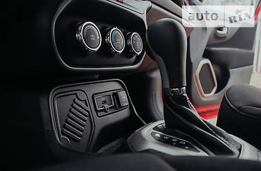 Позашляховик / Кросовер Jeep Renegade 2016 в 