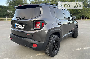 Внедорожник / Кроссовер Jeep Renegade 2016 в 