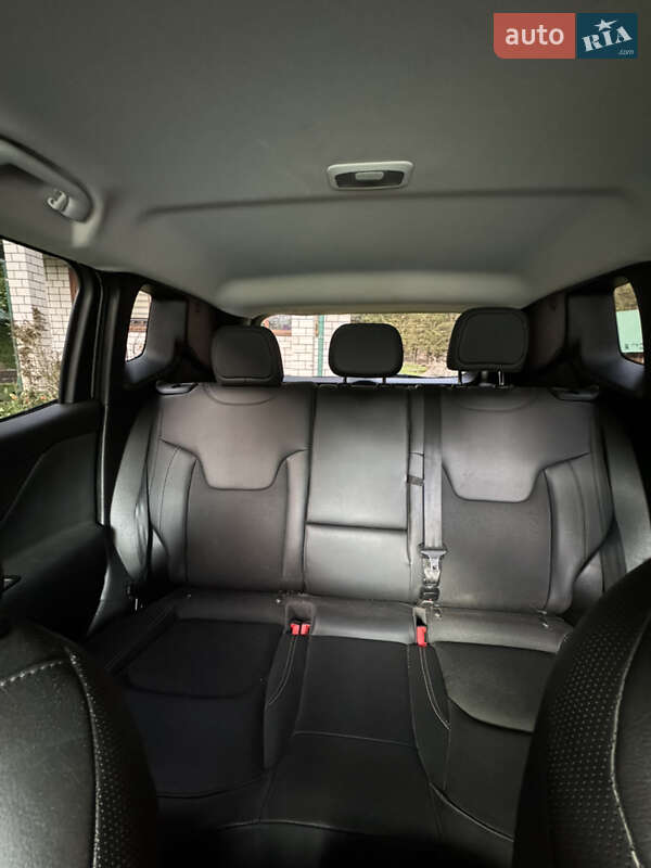 Позашляховик / Кросовер Jeep Renegade 2016 в Міжгір'ї