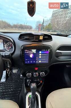 Внедорожник / Кроссовер Jeep Renegade 2015 в 