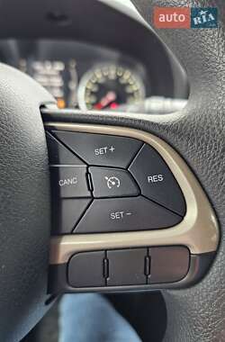 Позашляховик / Кросовер Jeep Renegade 2016 в 