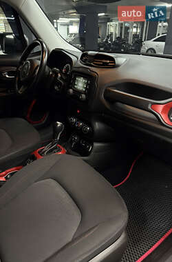 Внедорожник / Кроссовер Jeep Renegade 2016 в 