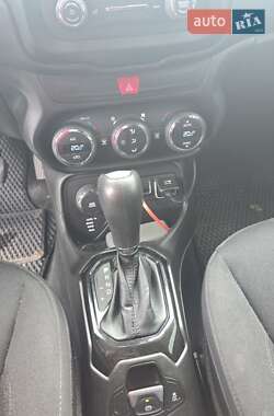 Внедорожник / Кроссовер Jeep Renegade 2015 в 