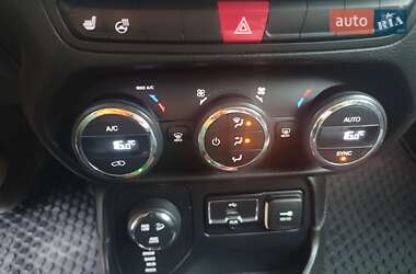 Внедорожник / Кроссовер Jeep Renegade 2016 в 