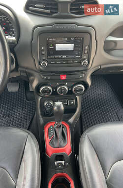 Внедорожник / Кроссовер Jeep Renegade 2016 в 