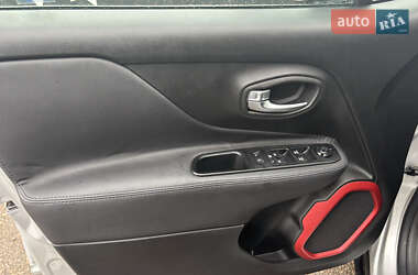 Внедорожник / Кроссовер Jeep Renegade 2015 в 