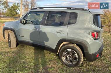 Внедорожник / Кроссовер Jeep Renegade 2016 в 
