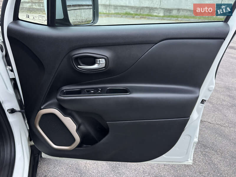 Внедорожник / Кроссовер Jeep Renegade 2016 в Киеве