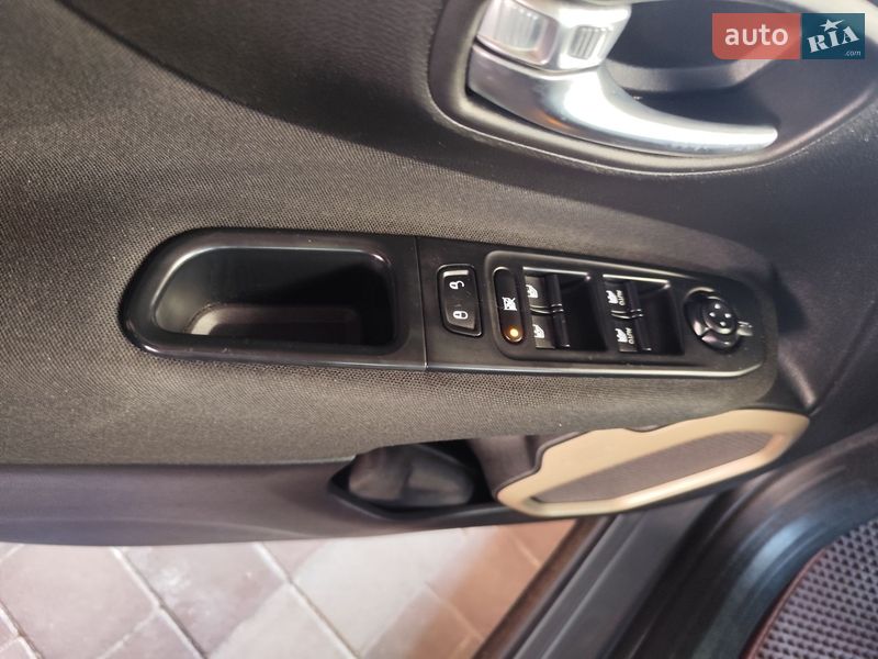 Внедорожник / Кроссовер Jeep Renegade 2016 в Черновцах