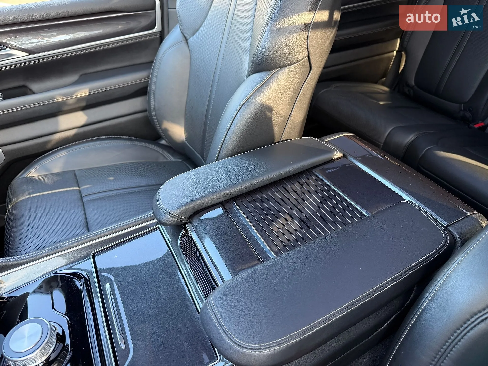 2023 Jeep Grand Wagoneer - мініатюра 31