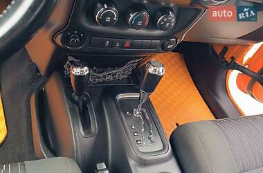Внедорожник / Кроссовер Jeep Wrangler 2012 в 