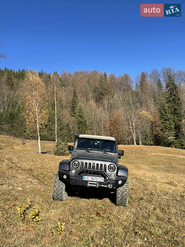Внедорожник / Кроссовер Jeep Wrangler 2015 в Черновцах