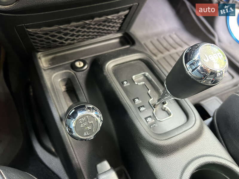 Позашляховик / Кросовер Jeep Wrangler 2015 в Львові