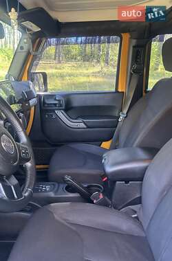 Внедорожник / Кроссовер Jeep Wrangler 2014 в 