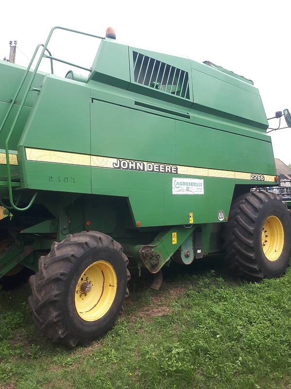 John Deere 2266