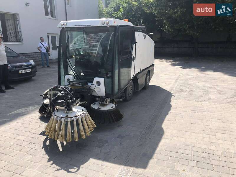 Прибиральна машина Johnston Sweepers 142A101T 2011 в Львові