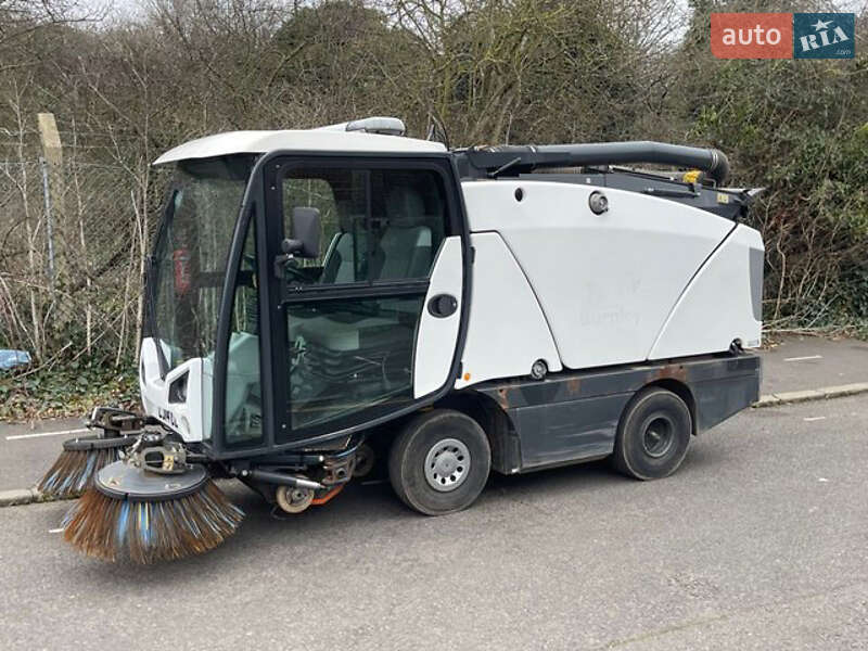 Johnston Sweepers Compact 2014