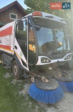 Прибиральна машина Johnston Sweepers Compact 2011 в 
