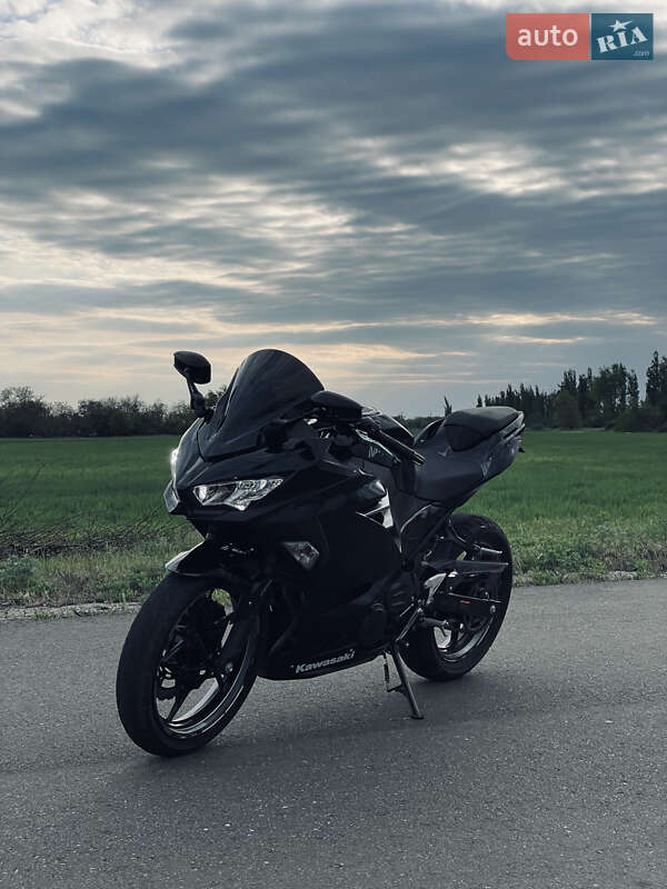 Спортбайк Kawasaki Ninja 400 2018 в 