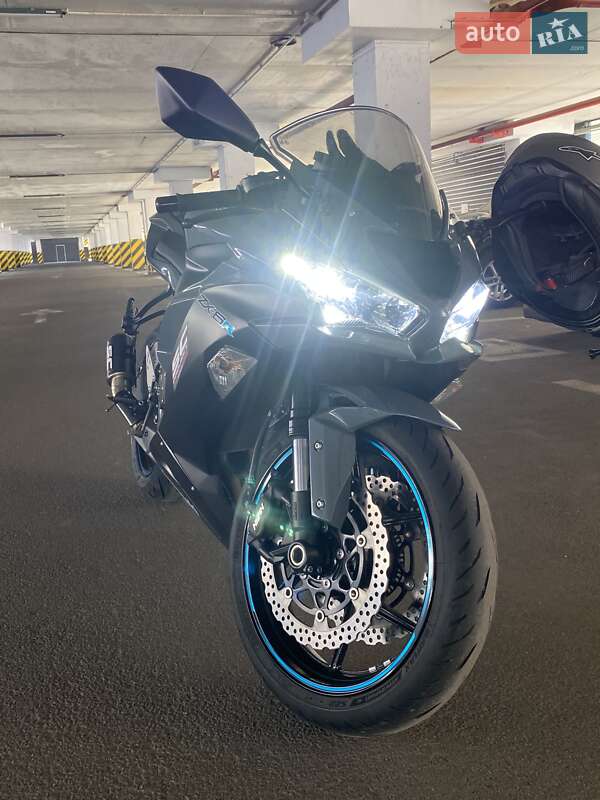 Спортбайк Kawasaki Ninja ZX-6R 2022 в 