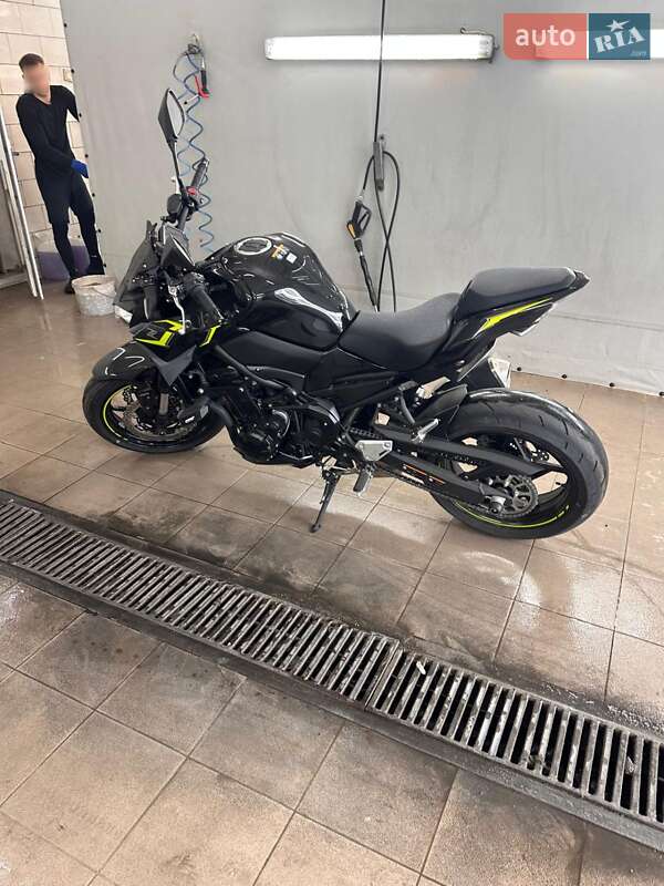 Мотоцикл Без обтекателей (Naked bike) Kawasaki Z900 2024 в 