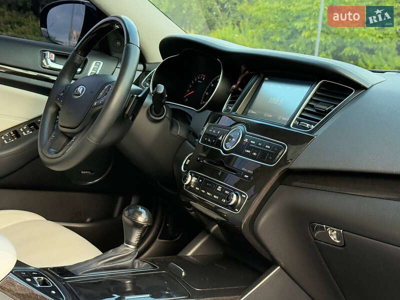 Седан Kia Cadenza 2013 в Дрогобыче