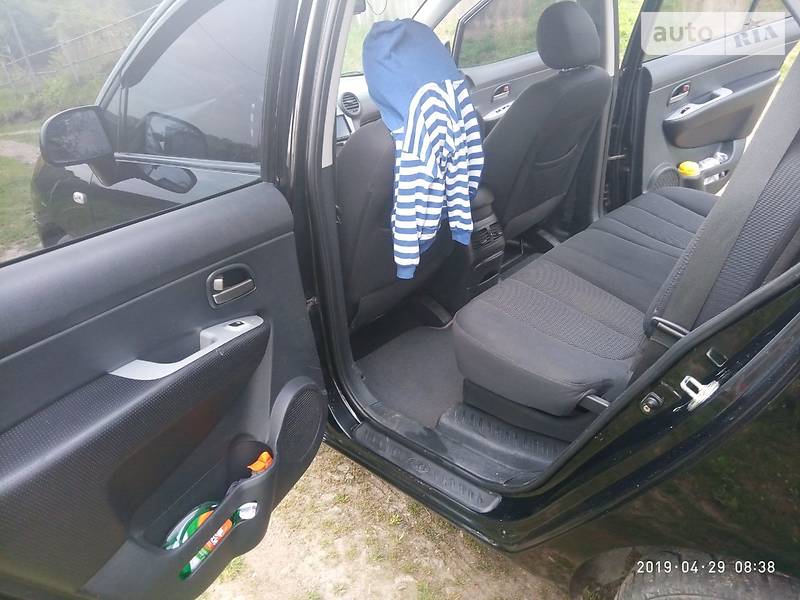 Позашляховик / Кросовер Kia Carens 2008 в Києві