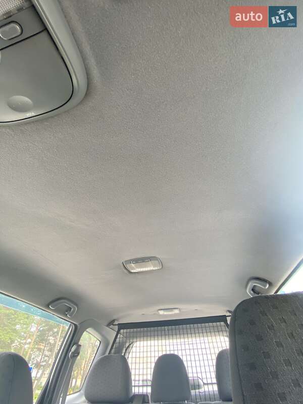 Минивэн Kia Carens 2003 в Новояворовске фото 27 Минивэн Kia Carens 2003 в Новояворовске