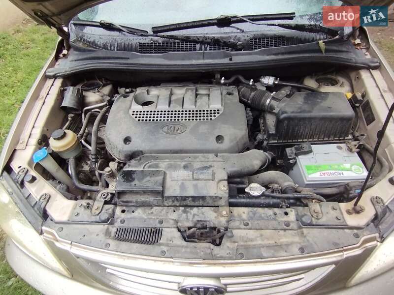 Минивэн Kia Carens 2004 в Новой Ушице