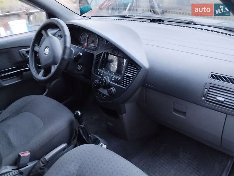 Минивэн Kia Carens 2004 в Новой Ушице