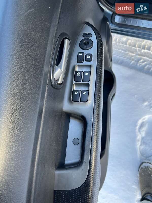 Мінівен Kia Carens 2009 в Стрию