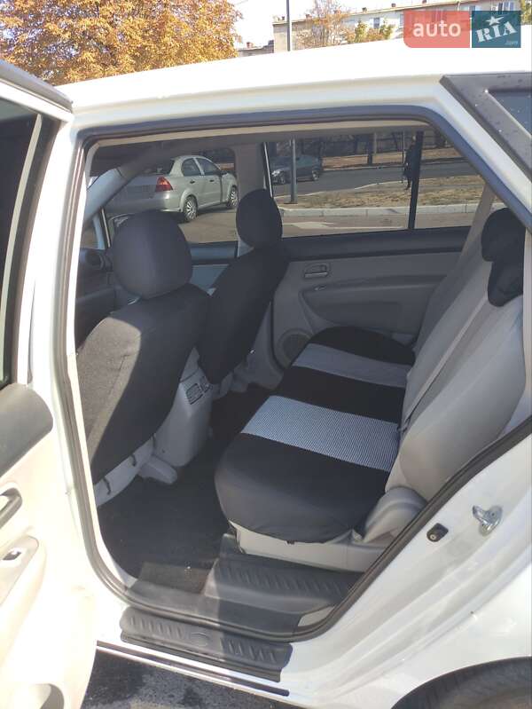 Минивэн Kia Carens 2008 в Полтаве