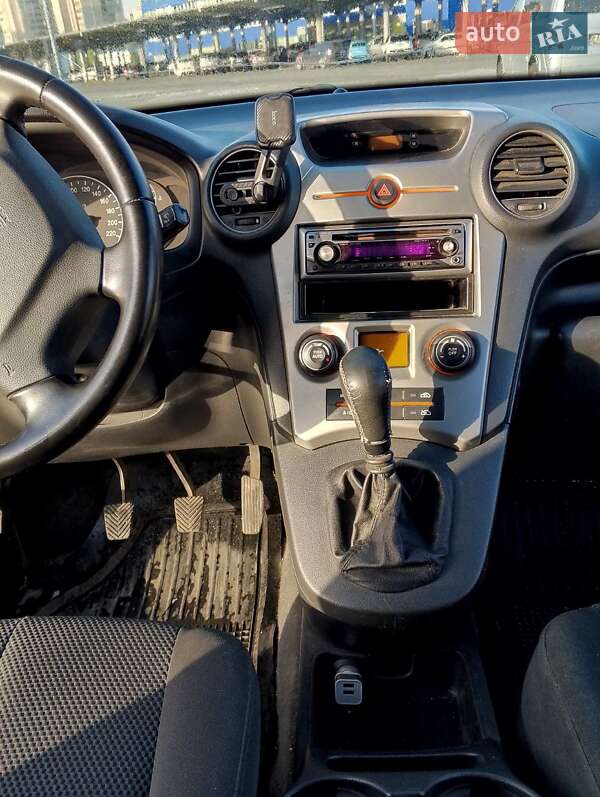 Мінівен Kia Carens 2008 в Києві