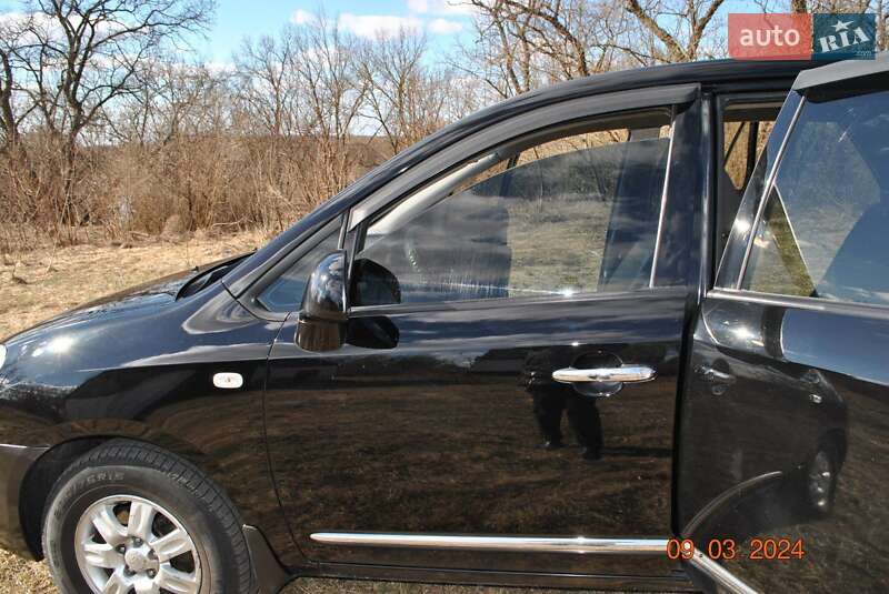 Минивэн Kia Carens 2008 в Киеве