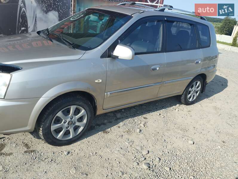 Минивэн Kia Carens 2004 в Новой Ушице