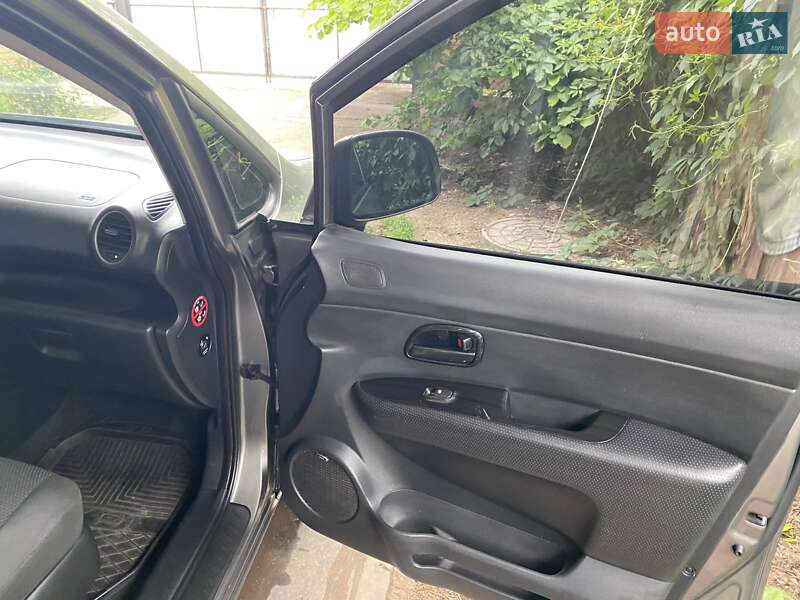 Микровэн Kia Carens 2010 в Кривом Роге
