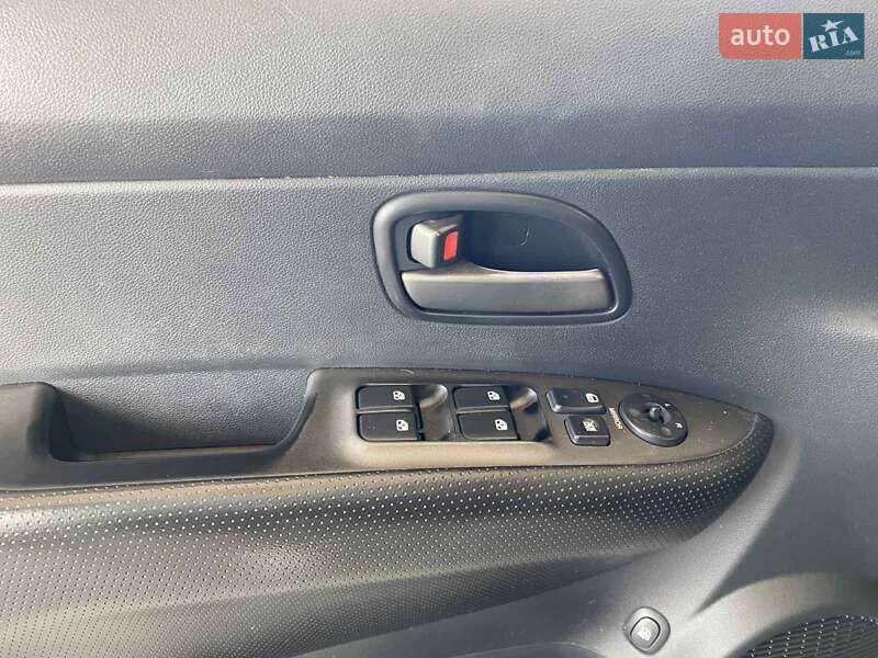 Минивэн Kia Carens 2007 в Николаеве