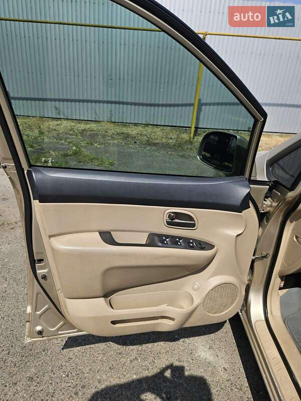 Мінівен Kia Carens 2007 в Корсунь-Шевченківському