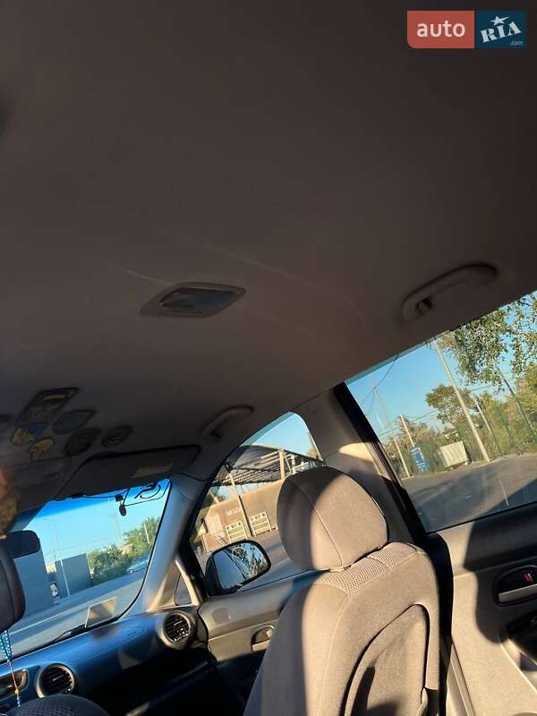 Мінівен Kia Carens 2006 в Дніпрі