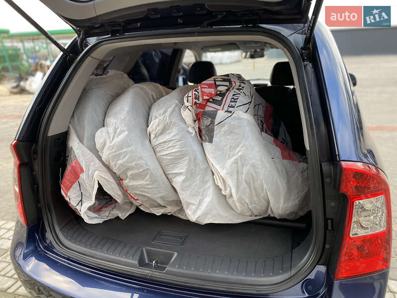 Минивэн Kia Carens 2008 в Житомире