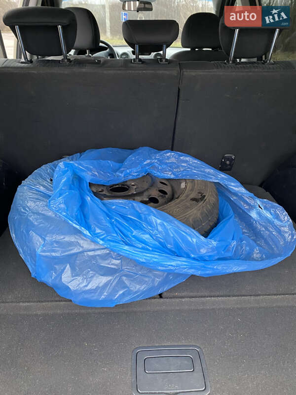 Минивэн Kia Carens 2008 в Староконстантинове