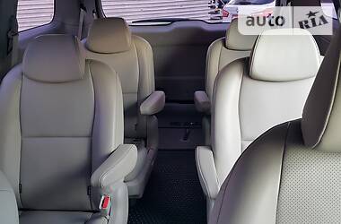 Мінівен Kia Carnival 2015 в 