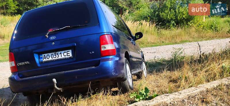 Минивэн Kia Carnival 2004 в Ужгороде